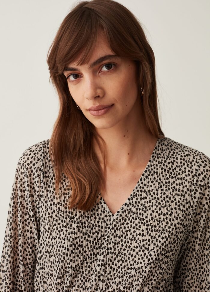 ⁦Women's V-Neck Top – Cream & Black⁩ - الصورة ⁦2⁩