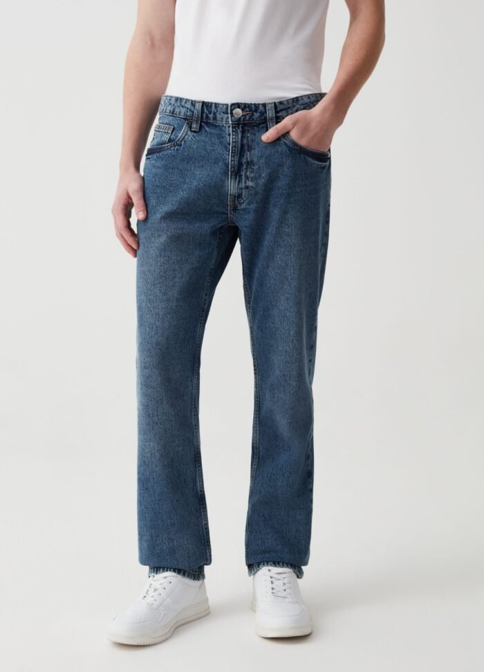 ⁦Men's Regular Jeans – Medium Blue⁩ - الصورة ⁦2⁩
