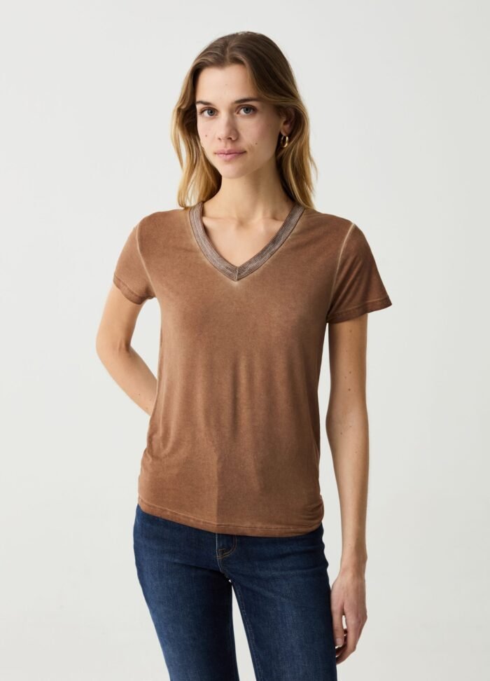 ⁦Women's V-Neck T-Shirt – Brown Sugar⁩ - الصورة ⁦2⁩