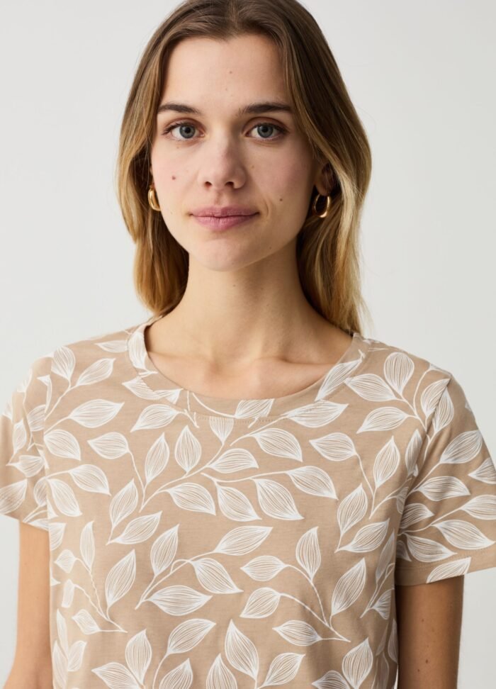 ⁦Women's Printed T-Shirt – Nomad Brown⁩ - الصورة ⁦2⁩