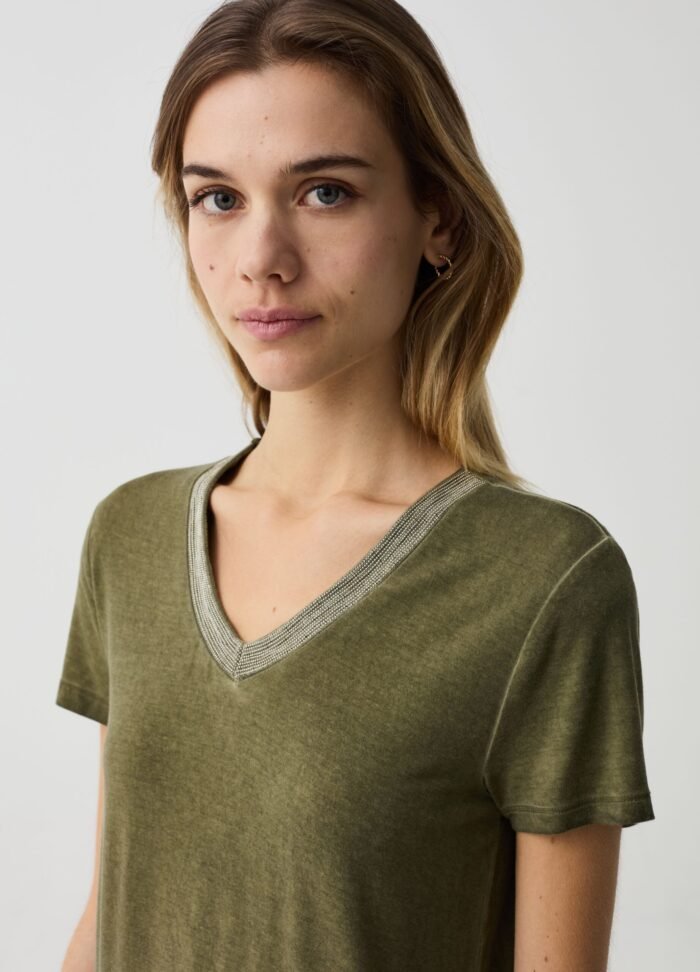 ⁦Women's V-Neck T-Shirt – Olive Green⁩ - الصورة ⁦2⁩
