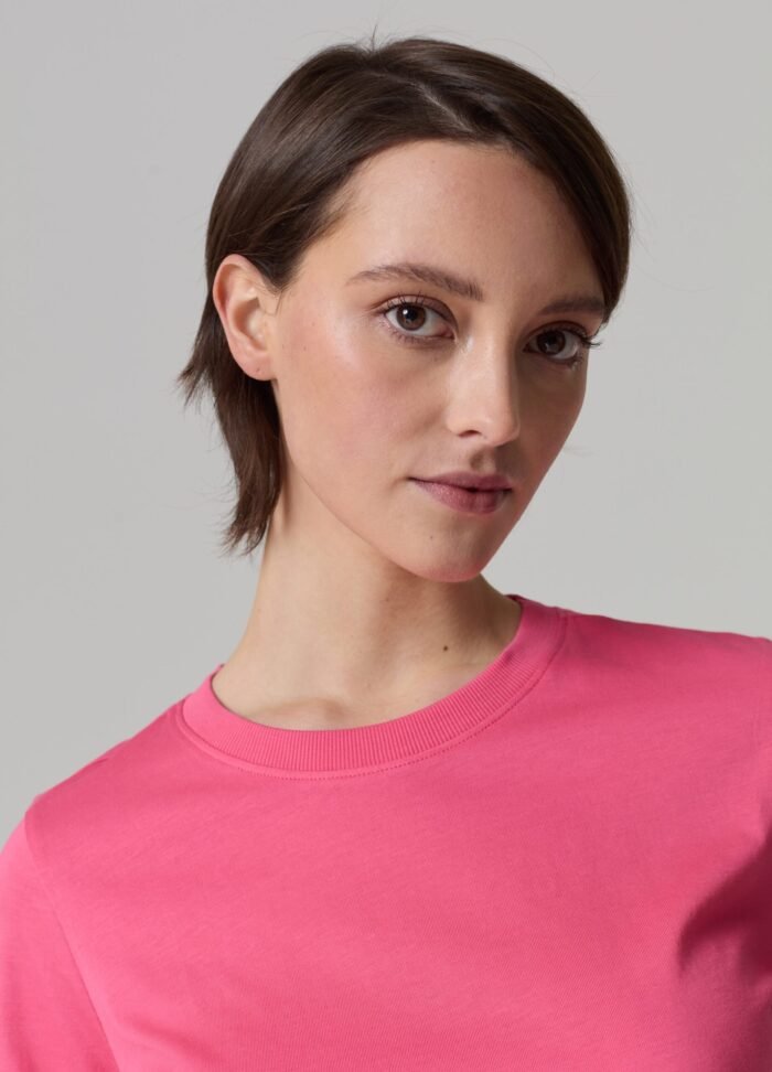 ⁦Women's Supima Cotton T-Shirt – Hot Pink⁩ - الصورة ⁦2⁩