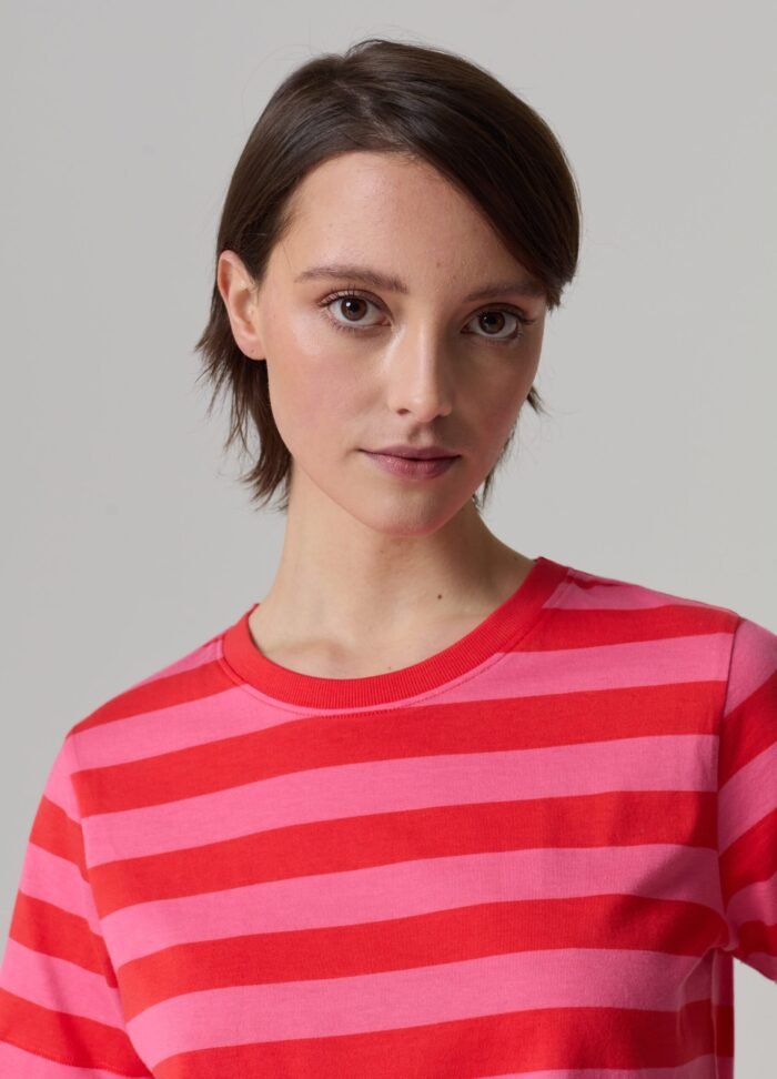 ⁦Women's Striped T-Shirt – Red & Pink⁩ - الصورة ⁦2⁩