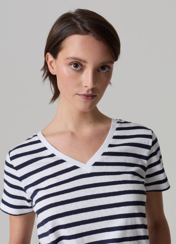 ⁦Women's Linen-Blend Striped T-Shirt – White & Blue⁩ - الصورة ⁦2⁩