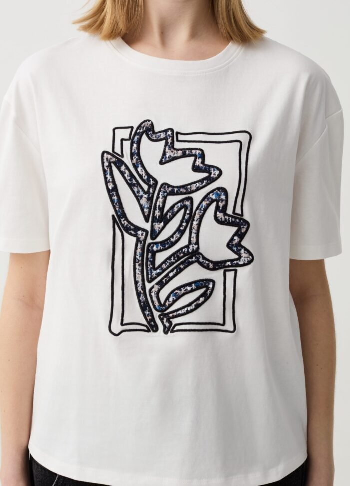 ⁦Women's Embroidered T-Shirt – Off White⁩ - الصورة ⁦2⁩