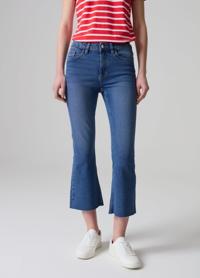 ⁦Women's Cropped Flare Jeans – Medium Blue⁩ - الصورة ⁦2⁩