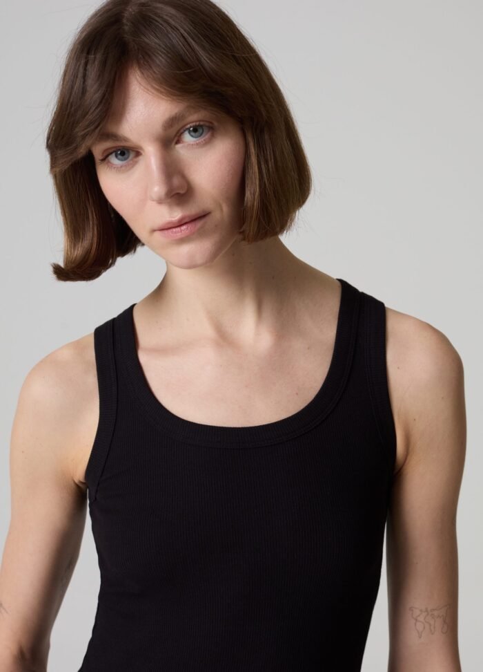 ⁦Women's Ribbed Tank Top – Black⁩ - الصورة ⁦2⁩