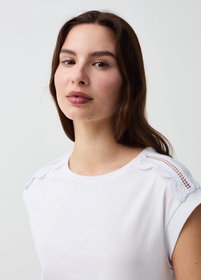 ⁦Women's Crochet-Trim T-Shirt – White⁩ - الصورة ⁦2⁩