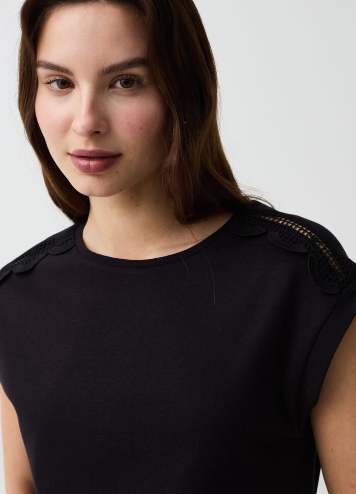 ⁦Women's Crochet-Trim T-Shirt – Black⁩ - الصورة ⁦2⁩