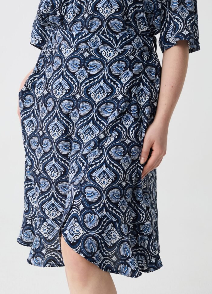 ⁦Women's Viscose Skirt – White & Blue⁩ - الصورة ⁦2⁩