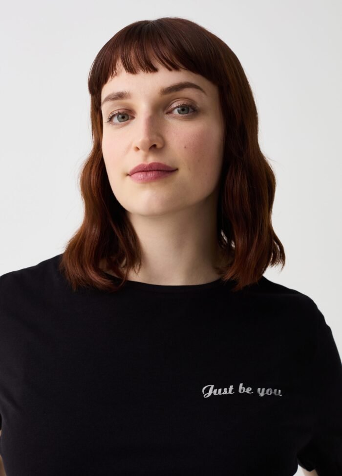 ⁦Women's Basic T-Shirt – Black⁩ - الصورة ⁦2⁩