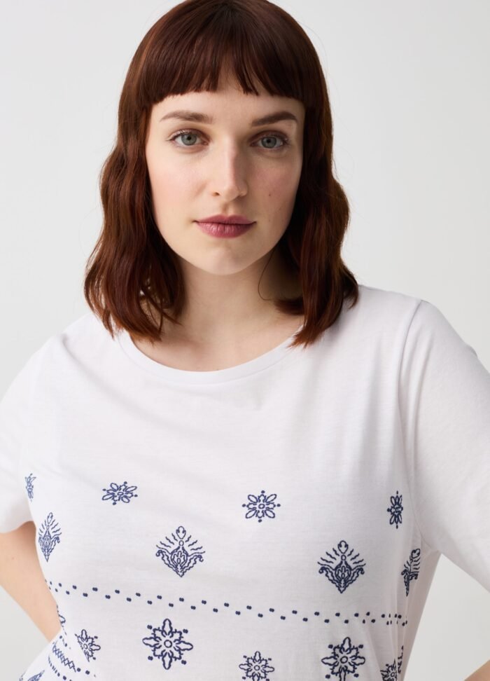 ⁦Women's Puff-Print T-Shirt – White⁩ - الصورة ⁦2⁩