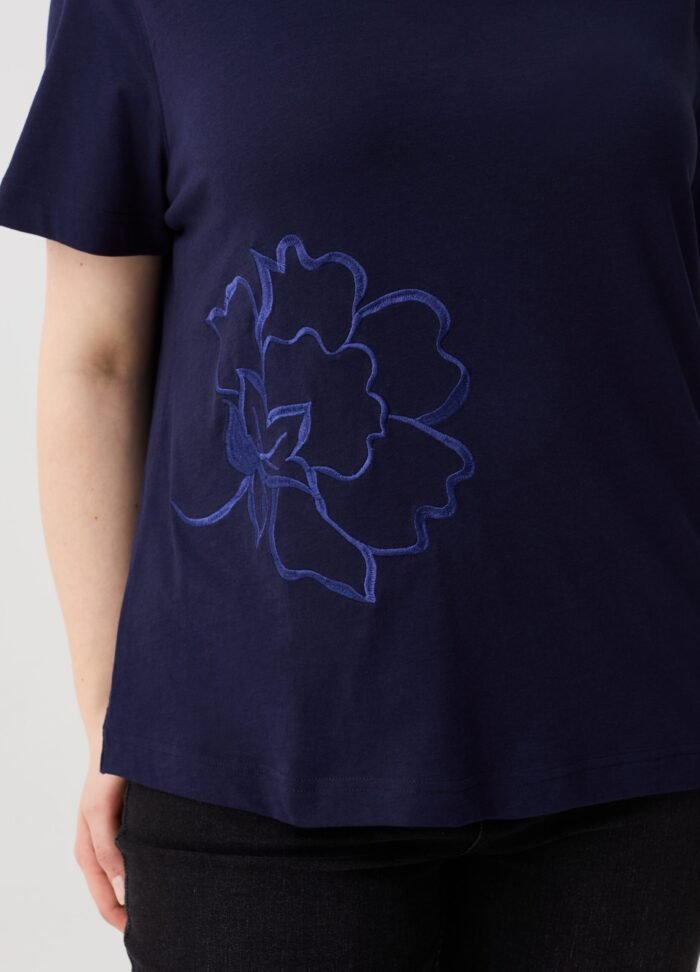 ⁦Women's Embroidered Floral Top – Navy⁩ - الصورة ⁦2⁩