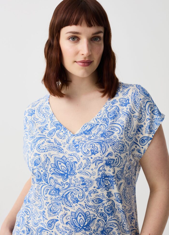 ⁦Women's V-Neck T-Shirt – White & Blue⁩ - الصورة ⁦2⁩