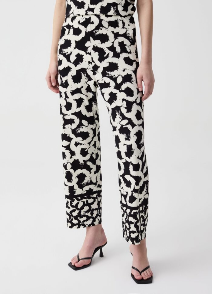 ⁦Women's Printed Trousers – Black & White⁩ - الصورة ⁦2⁩