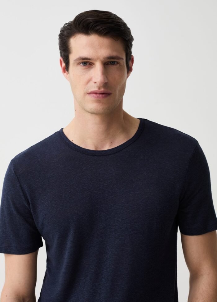 ⁦Men's Linen-Blend T-Shirt – Dark⁩ - الصورة ⁦2⁩