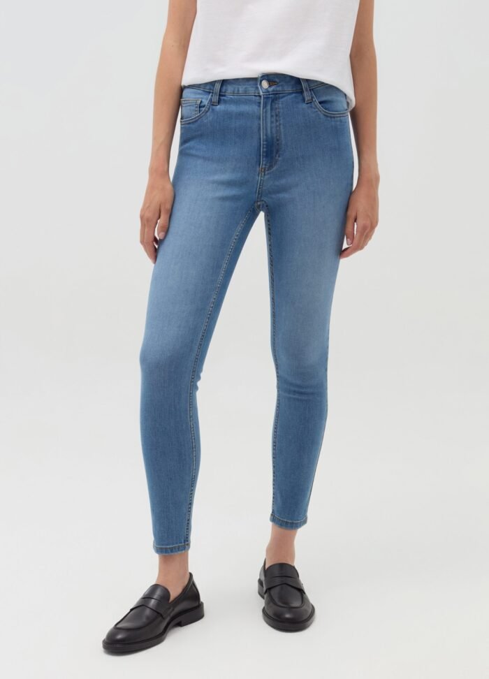 ⁦Women's Skinny Jeans – Medium Blue⁩ - الصورة ⁦2⁩