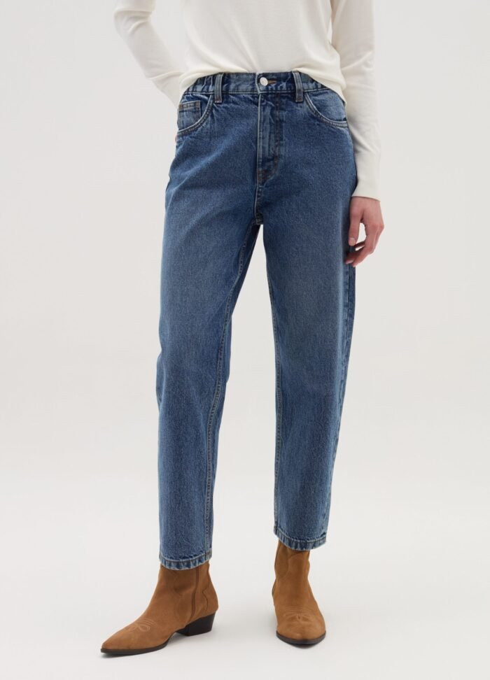 ⁦Women's Mom Jeans – Medium Blue⁩ - الصورة ⁦2⁩