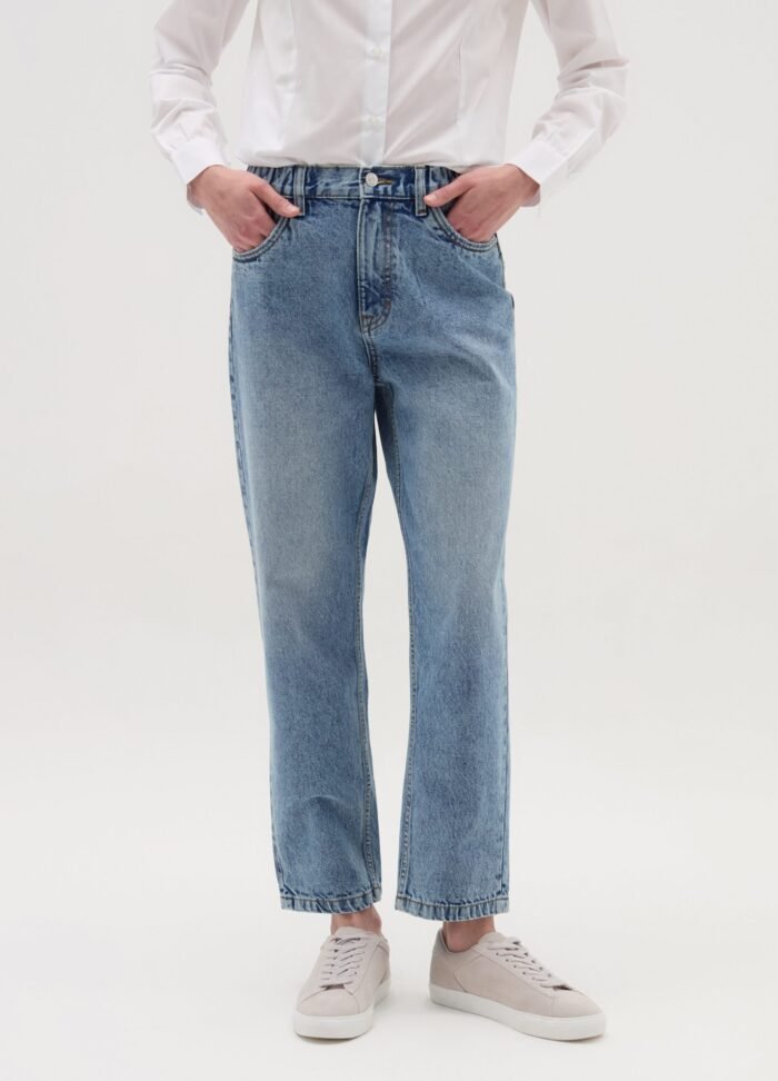 ⁦Women's Mom Jeans – Light Blue⁩ - الصورة ⁦2⁩