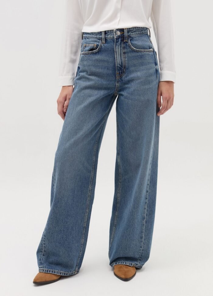 ⁦Women's Low-Waist Jeans – Medium Blue⁩ - الصورة ⁦2⁩