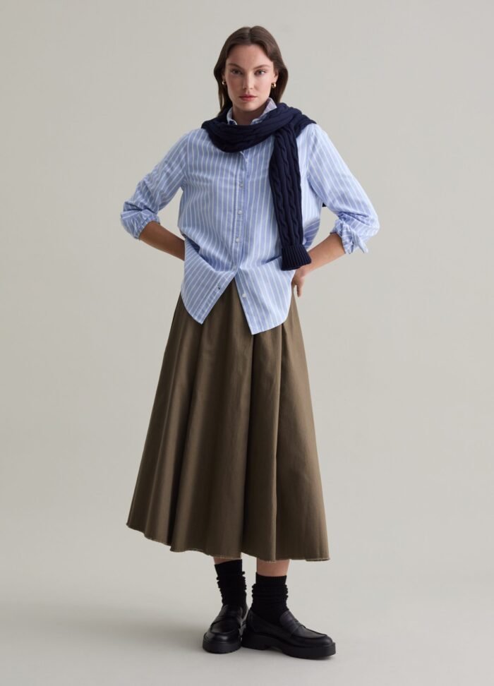 ⁦Women's Oxford Shirt – Blue & White⁩ - الصورة ⁦2⁩