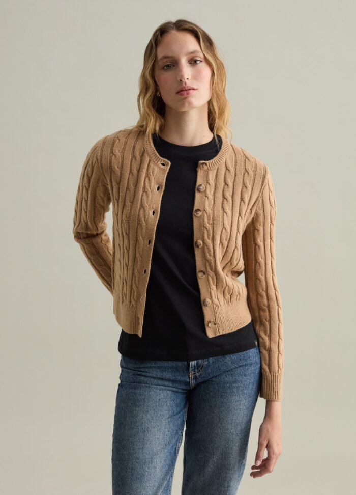 ⁦Women's Cable-Knit Cardigan – Camel⁩ - الصورة ⁦2⁩