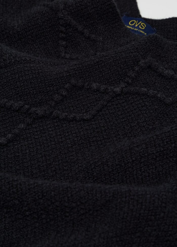 ⁦Women's Knitted Poncho – Black⁩ - الصورة ⁦2⁩