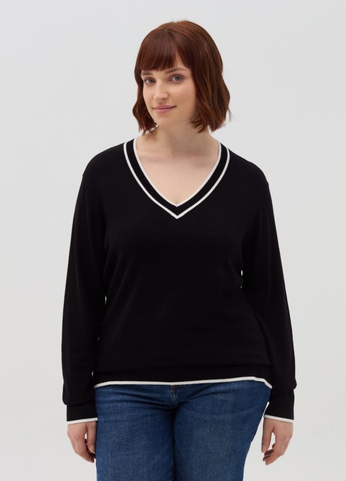 ⁦Women's Contrast-Trim Knit Top – Black⁩ - الصورة ⁦2⁩