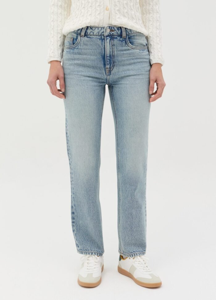 ⁦Women's Straight-Fit Jeans – Light Blue⁩ - الصورة ⁦2⁩