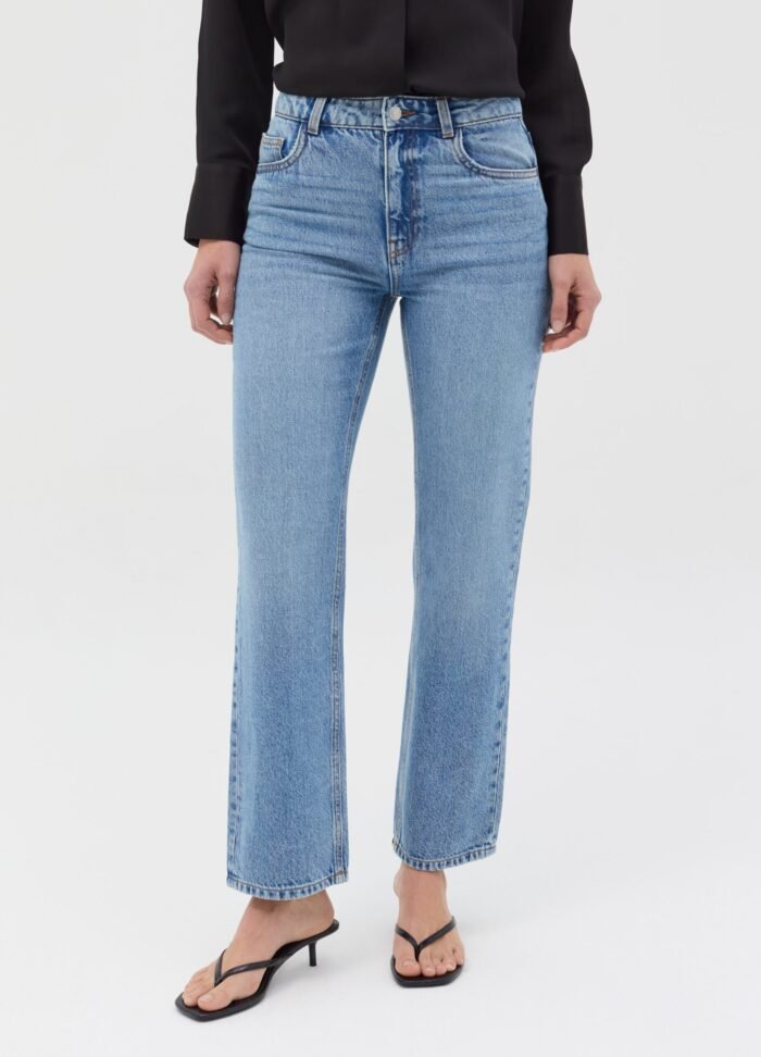 ⁦Women's Straight-Fit Jeans – Medium Blue⁩ - الصورة ⁦2⁩