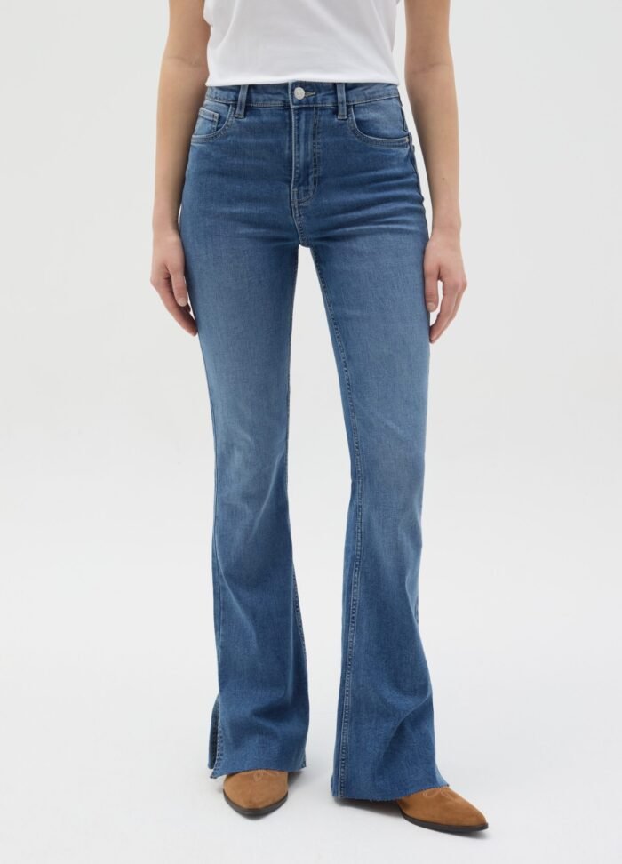 ⁦Women's Bootcut Jeans – Medium Blue⁩ - الصورة ⁦2⁩