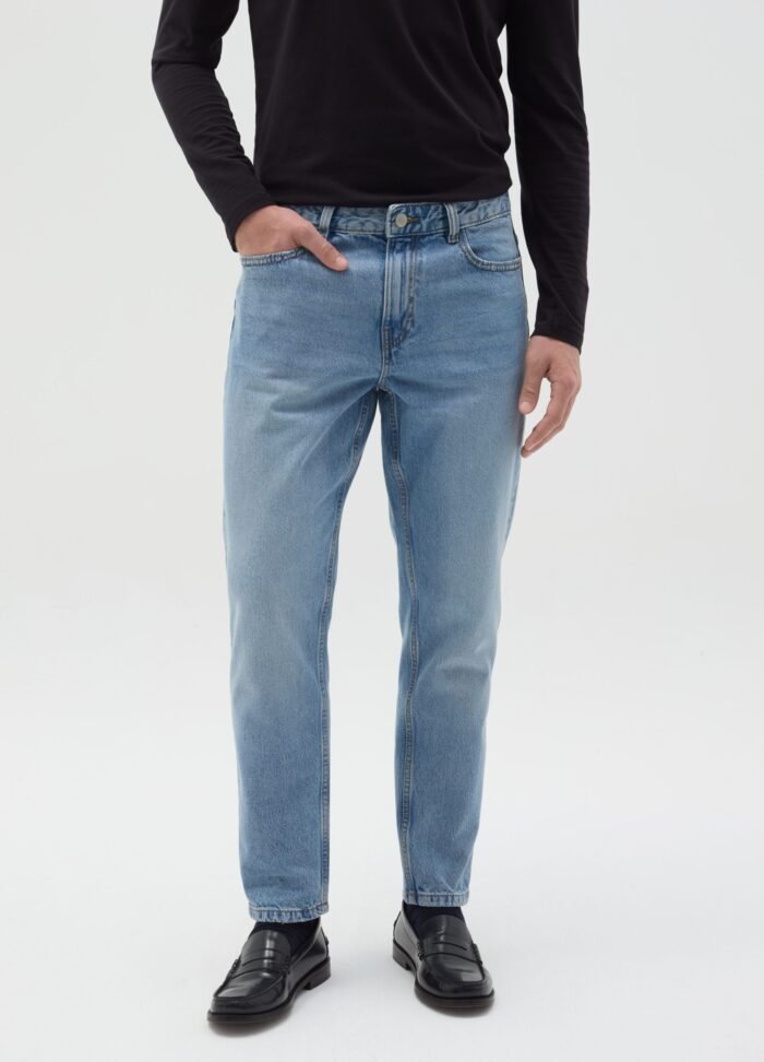 ⁦Men's Relaxed-Fit Jeans – Medium Blue⁩ - الصورة ⁦2⁩