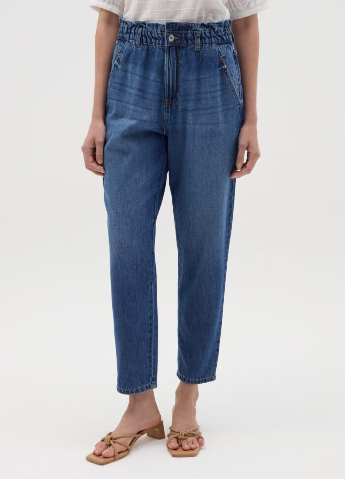 ⁦Women's Slouchy Jeans – Medium Blue⁩ - الصورة ⁦2⁩