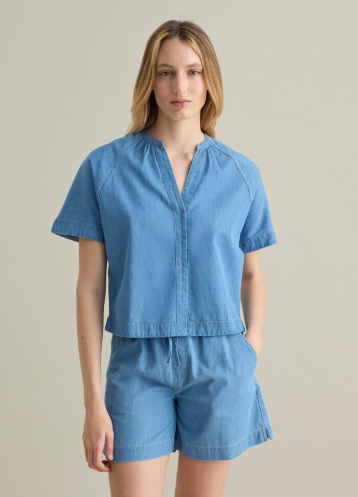 ⁦Women's Fluid Short-Sleeve Shirt – Light Blue⁩ - الصورة ⁦2⁩