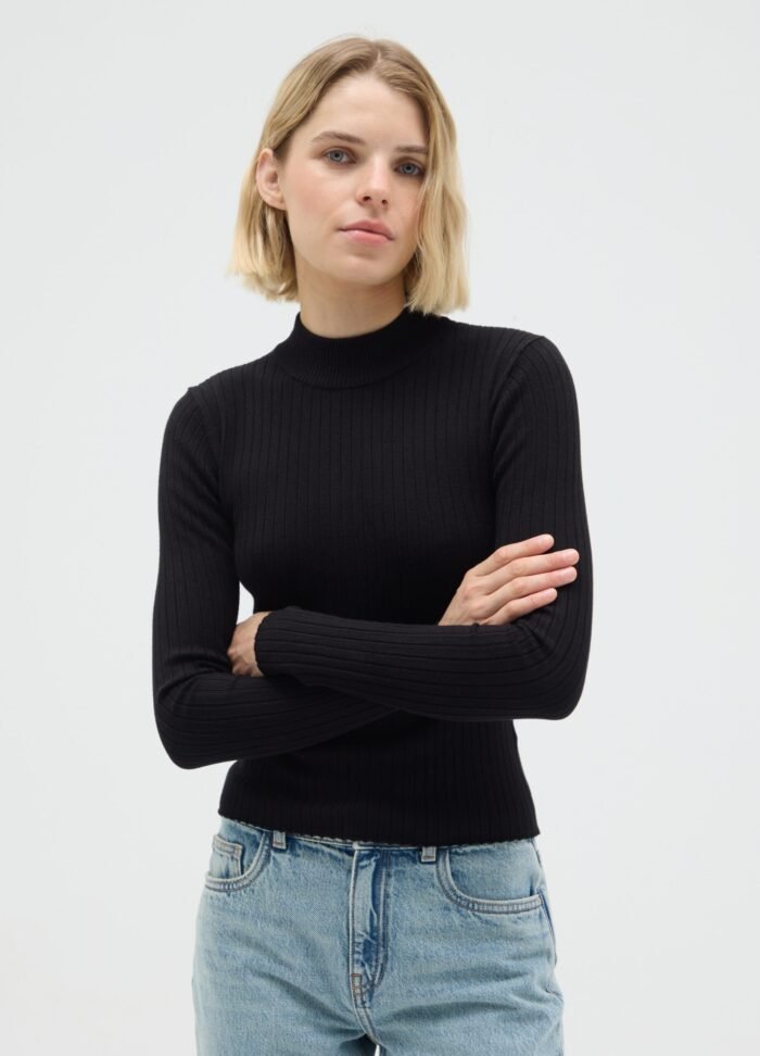 ⁦Women's Ribbed Mock-Neck Top – Black⁩ - الصورة ⁦2⁩