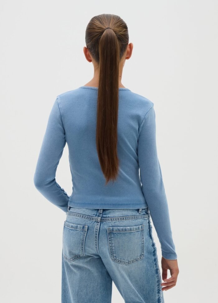 ⁦Girls' Button-Detail T-Shirt – Medium Blue⁩ - الصورة ⁦2⁩
