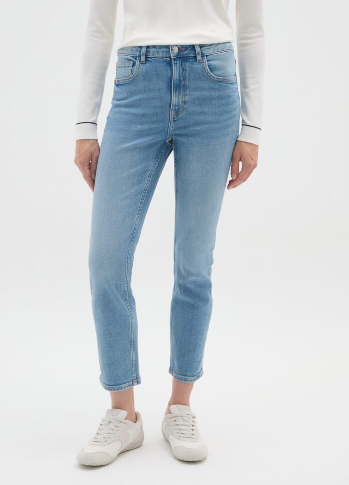 ⁦Women's Slim-Fit Jeans – Medium Blue⁩ - الصورة ⁦2⁩