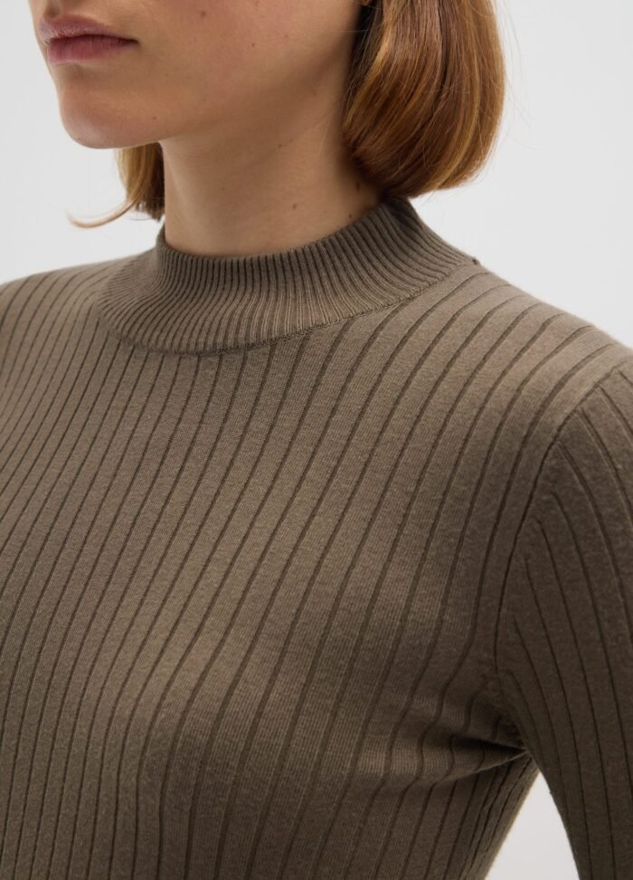 Women's green ribbed knit mock-neck top – detail view | Halla Fashion