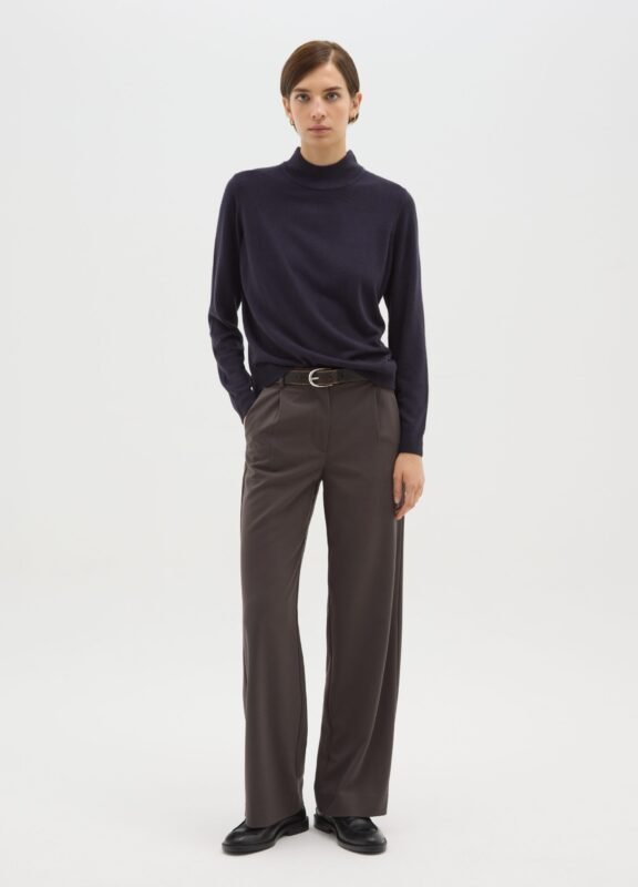 Women's mock-neck sweater in navy blue – front view | Halla Fashion