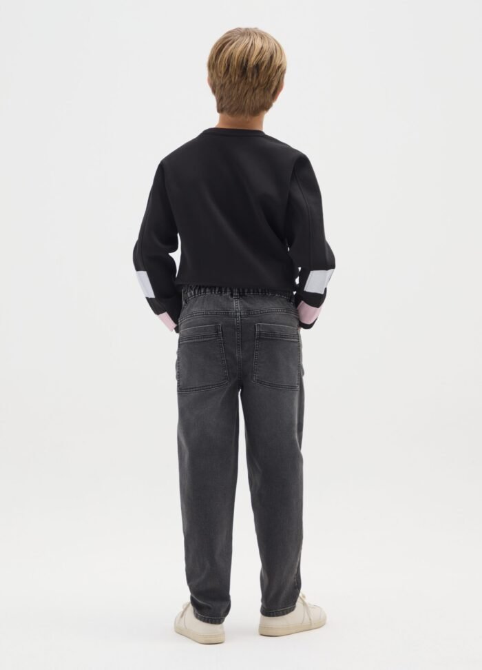 ⁦Boys' Comfort-Fit Jeans – Black⁩ - الصورة ⁦2⁩