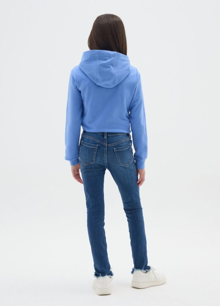⁦Girls' Slim 5-Pocket Jeans – Medium Blue⁩ - الصورة ⁦2⁩