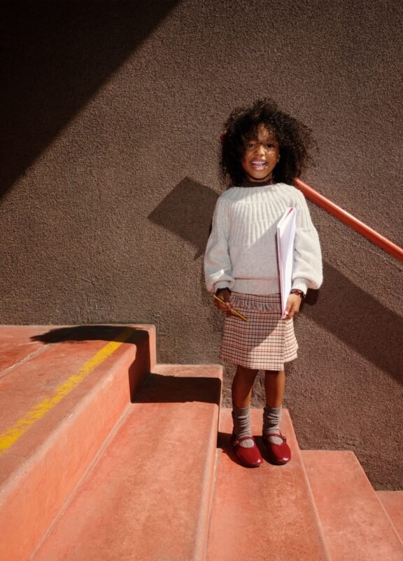 Girls' knit jumper in beige melange – front view | Halla Fashion