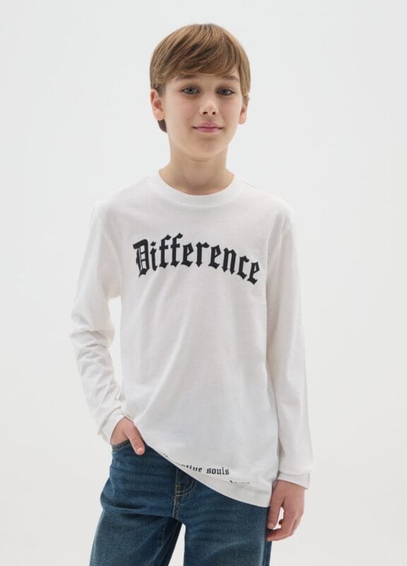 Boys' long-sleeve t-shirt in white – front view | Halla Fashion